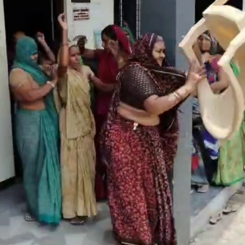 पंचायत में नारेबाजी के साथ कुर्सियां फेंकी:पानी और सड़क की समस्या पर भड़के ग्रामीण, सचिव को भगाया