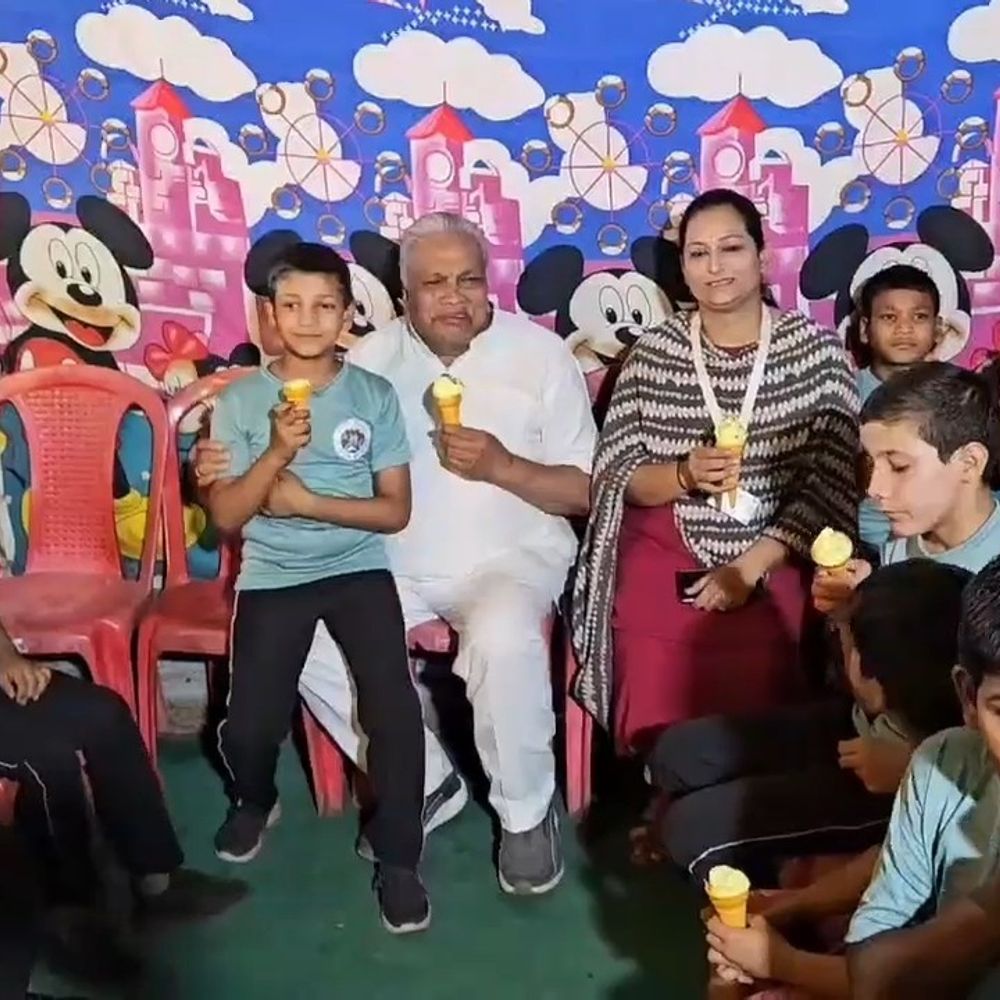 अनाथ बच्चों के साथ सिद्धेश्वर मेला पहुंचे शिवपुरी विधायक:बच्चों को खिलाई सॉफ्टी-चाट; झूले झुलाए और खिलौने दिलाए