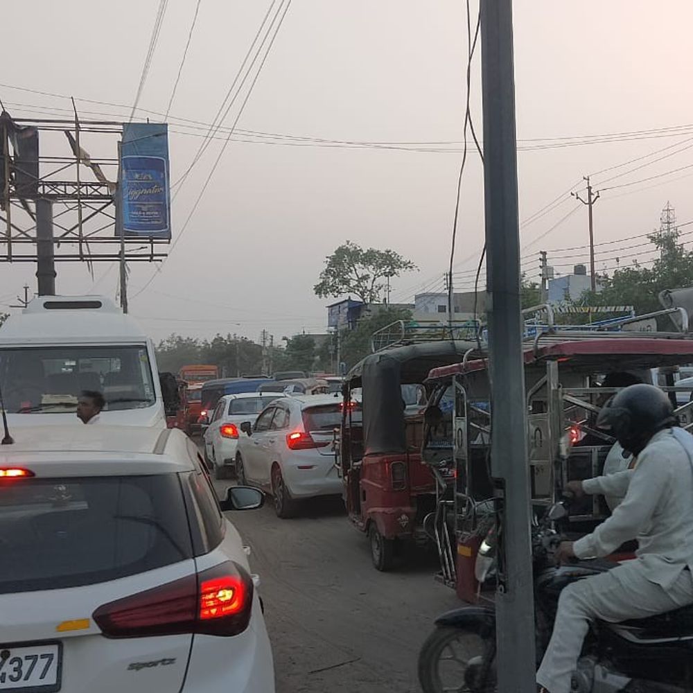 यमुना पार में लगा जाम:लक्ष्मी नगर में एंबुलेंस समेत कई वाहन फंसे, अवैध दुकान बने वजह