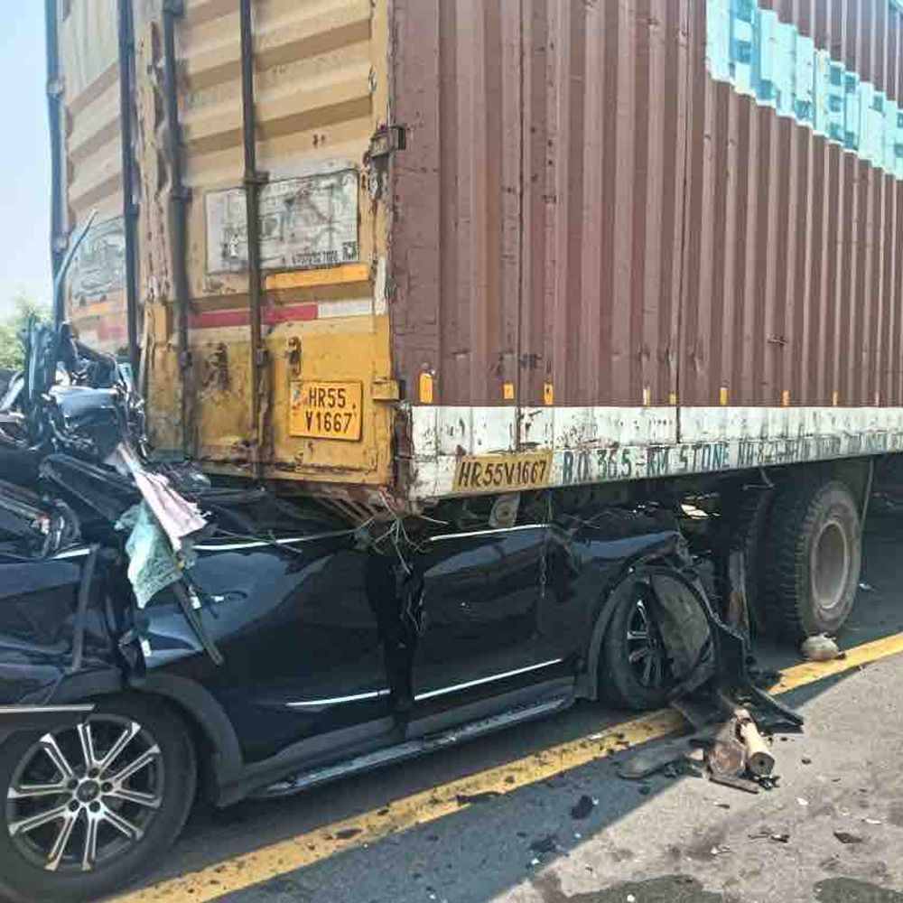 कार और कंटेनर की टक्कर, 3 की मौत:आगरा-लखनऊ एक्सप्रेस-वे पर हादसा, गाजियाबाद के रहने वाले थे सभी