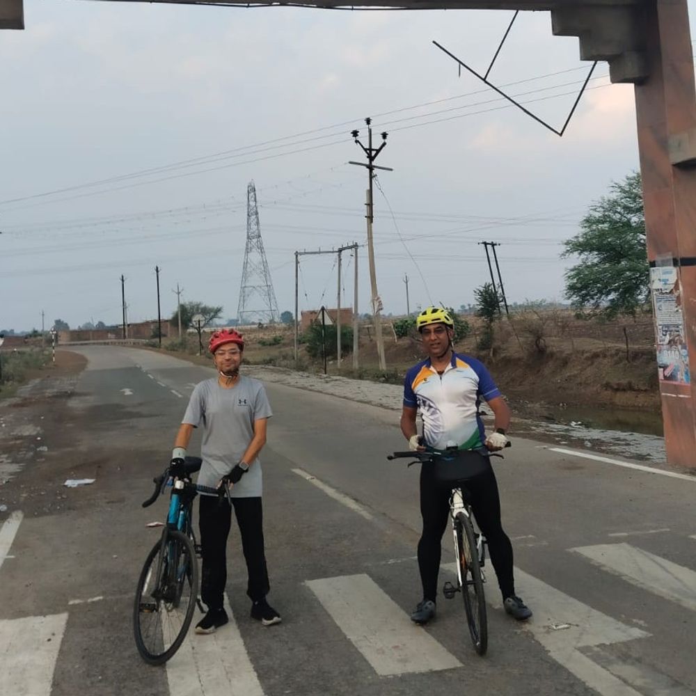 अशोकनगर कलेक्टर ने साइकिल से किया करीला धाम यात्रा:42 किमी की दूरी 2 घंटे में पूरी; मंदिर में गंदगी मिलने पर 2 सफाईकर्मियों को हटाया