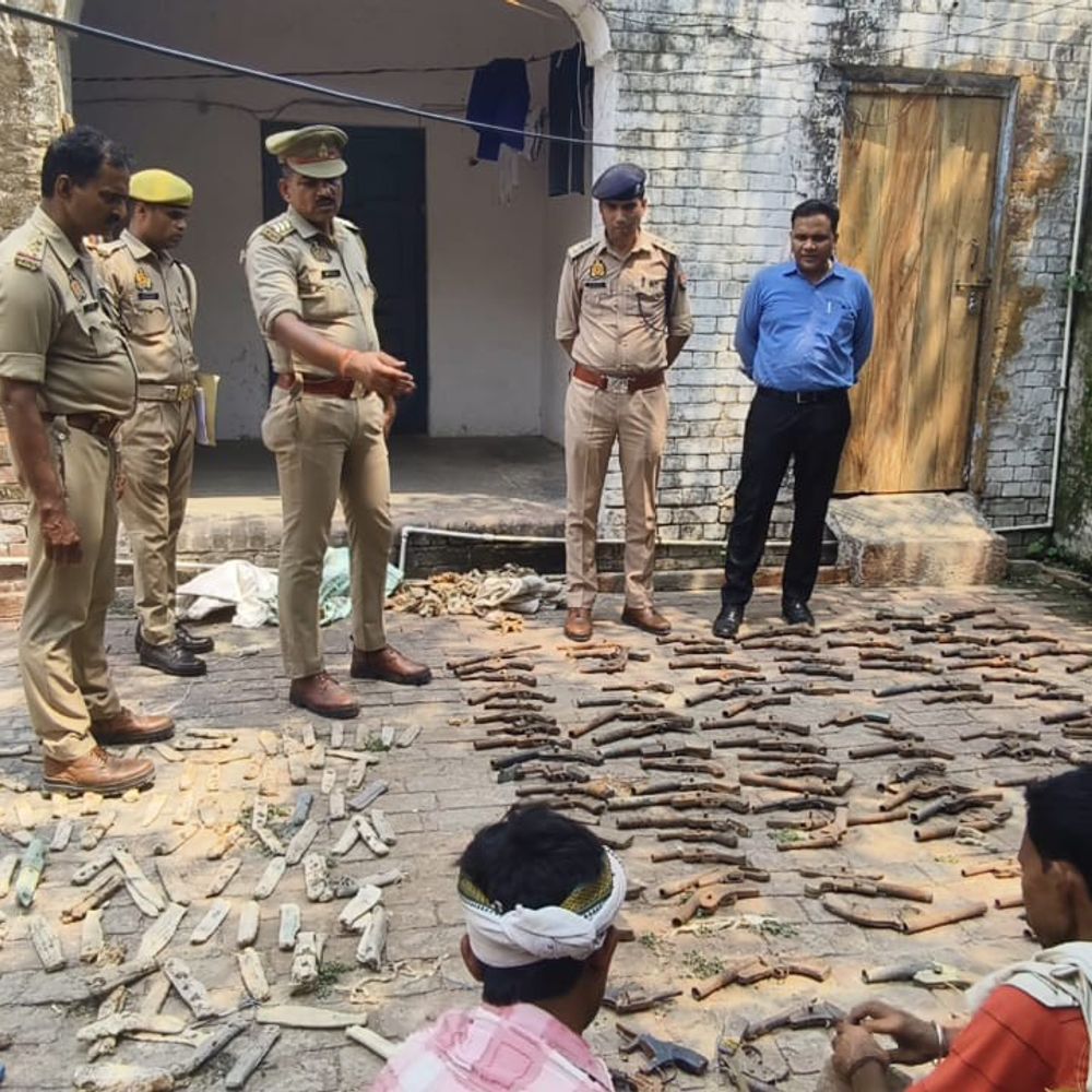 फिरोजाबाद में 1174 पुराने हथियार नष्ट:150 अवैध शस्त्र और 800 चाकू-छुरे शामिल, 43 साल से मालखाने में रखे थे
