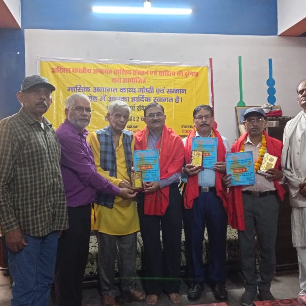 लखनऊ में साहित्यिक समागम:सरस्वती अकादमी में काव्य गोष्ठी और सम्मान समारोह, कवियों ने बांधा समां