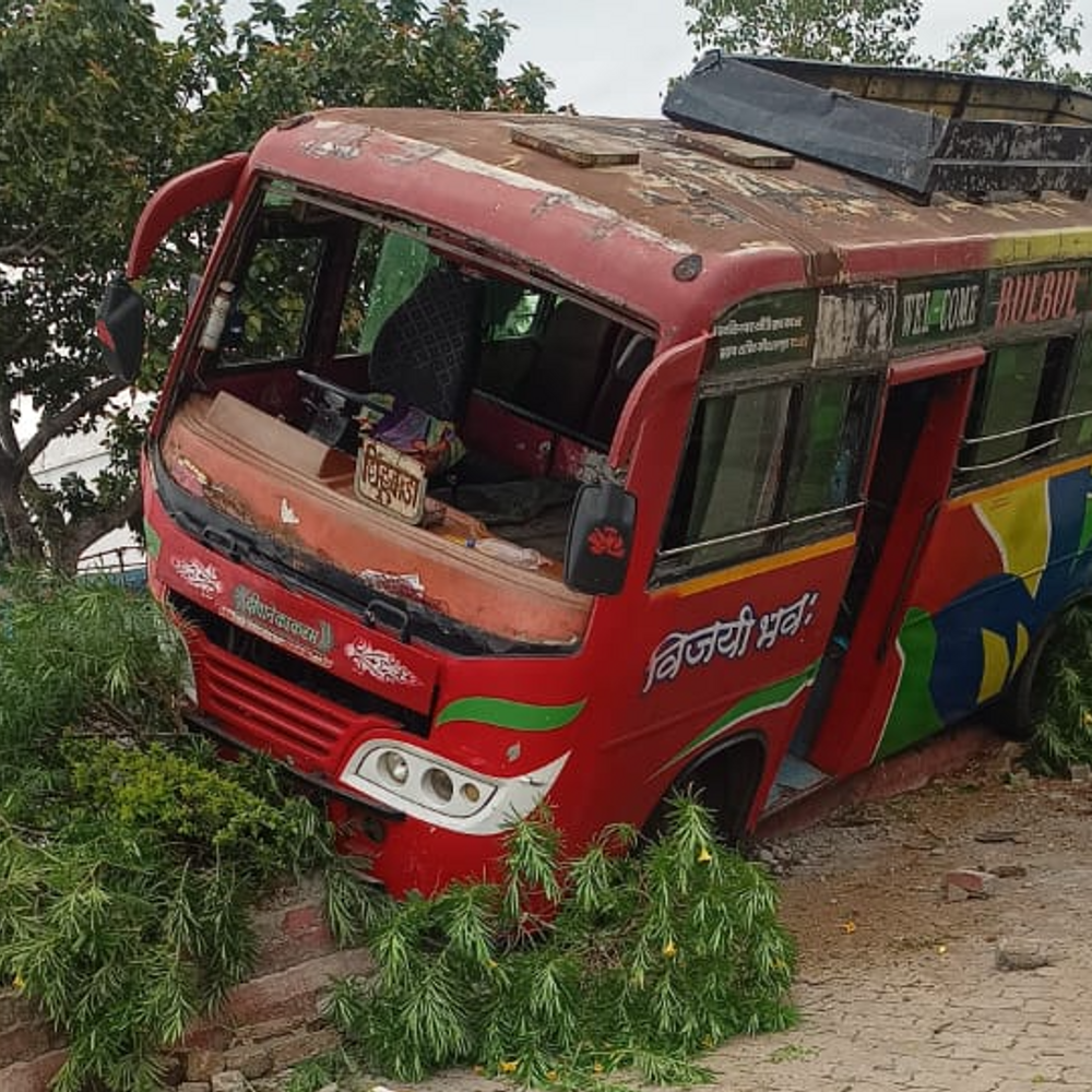बोलेरो के कट मारने से बस का बैलेंस बिगड़ा:राहगीर बस के नीचे दबा, एक महिला यात्री घायल