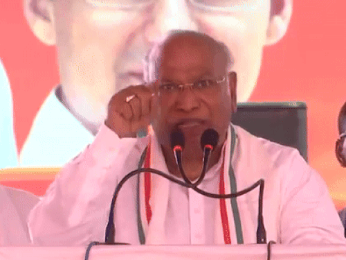 खड़गे बोले-न देवड़ा पर एक्शन हुआ,न शाह बर्खास्त हुए:बीजेपी सांसद के बयान पर कांग्रेस अध्यक्ष ने पीएम मोदी को घेरा