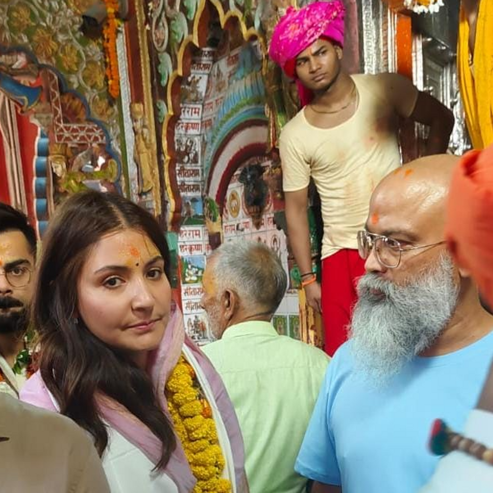 टेस्ट से संन्यास लेने के बाद अयोध्या पहुंचे विराट:पत्नी अनुष्का शर्मा के साथ हनुमानगढ़ी में दर्शन किए