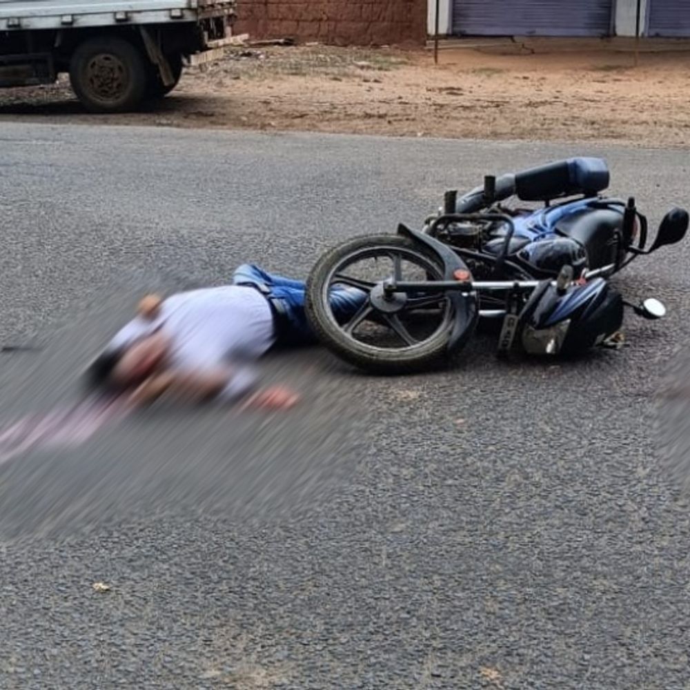 मरवाही में ट्रैक्टर ने बाइक को मारी टक्कर:प्रधान पाठक की मौके पर मौत, गुस्साए लोगों ने ट्रैक्टर को किया आग के हवाले