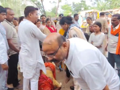 एसडीएम के सामने गिड़गिड़ाई मां, फूट-फूट कर रो पड़ीं बेटियां:सूरजपुर में अतिक्रमण हटाने की कार्रवाई, सड़क किनारे बने अवैध निर्माण ध्वस्त