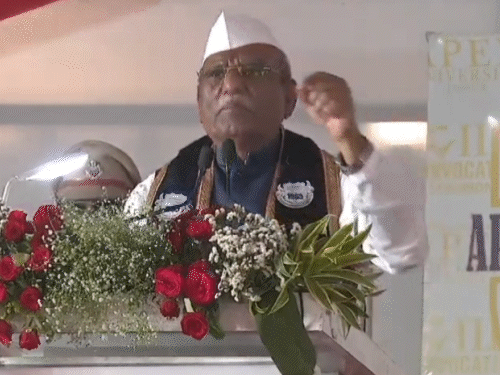 राजस्थान के राज्यपाल बोले-न्यूटन से पहले हमने दी गुरुत्वाकर्षण थ्योरी:380 साल पूर्व भास्कराचार्य ने बताया था- सूर्य-पृथ्वी और चंद्रमा एक-दूसरे को खींचकर रखते हैं