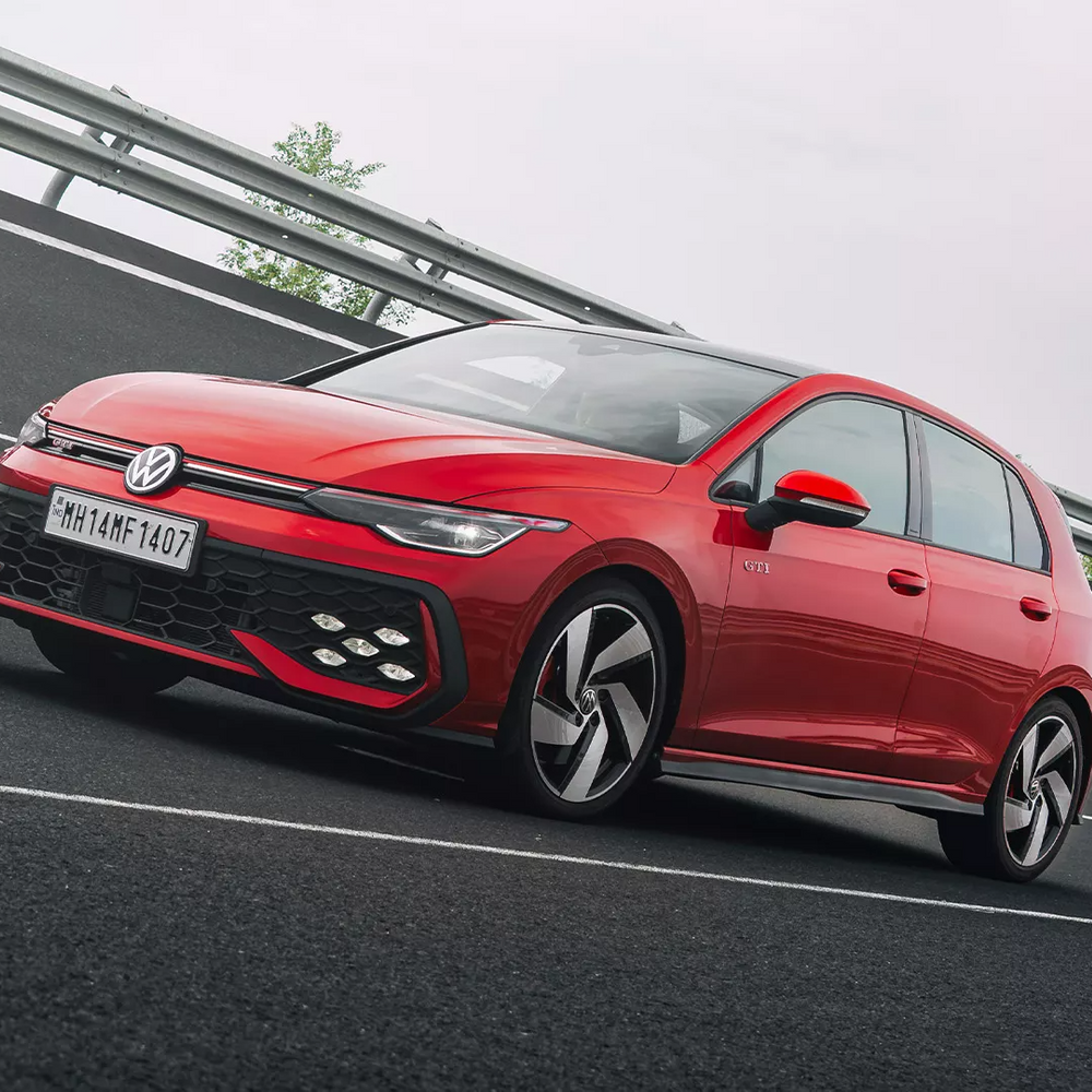फॉक्सवैगन की गोल्फ GTI प्रीमियम हैचबैक लॉन्च:5.9 सेकेंड में 0 से 100 किमी प्रतिघंटा की रफ्तार पकड़ेगी, ₹53 लाख एक्स शोरूम कीमत