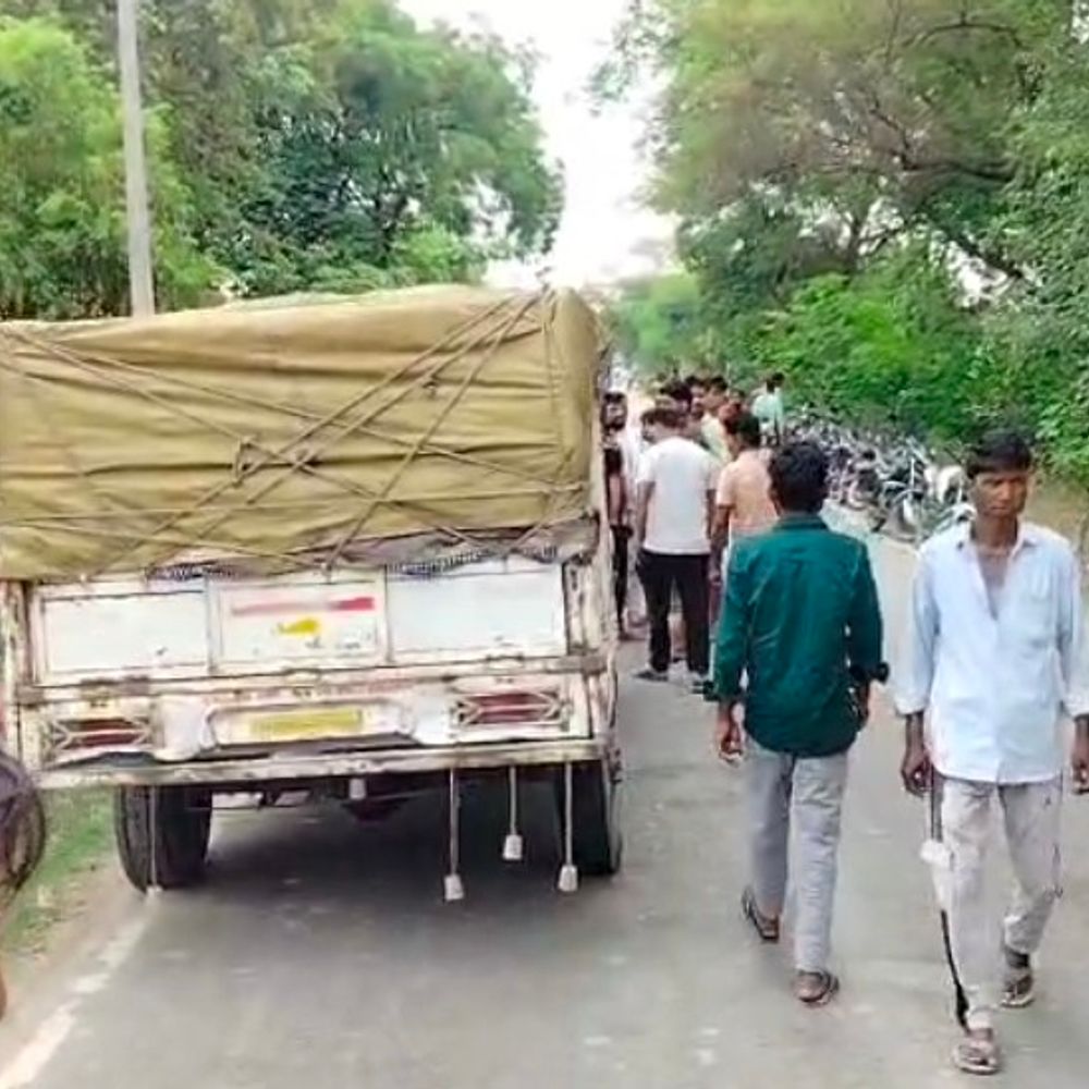 टहलने निकली महिला को पिकअप ने कुचला:मौके पर मौत, चालक फरार, वाहन में वाराणसी की नंबर प्लेट लगी मिली