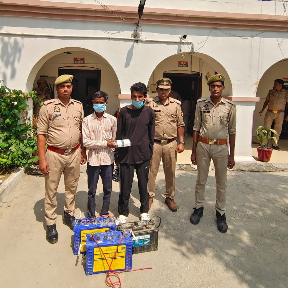 सहारनपुर में दो बदमाश गिरफ्तार:चोरी की तीन बैट्री और मोबाइल बरामद, केस दर्ज