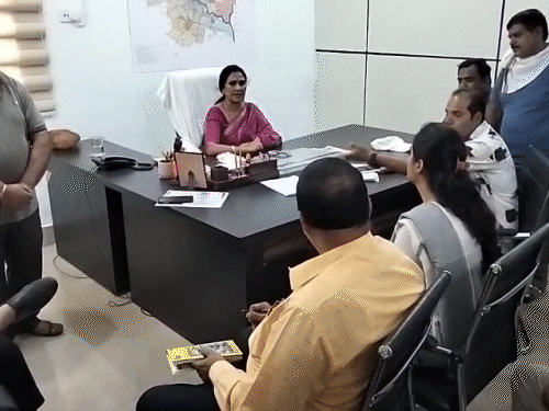 बिलासपुर में निगम अफसरों पर भड़कीं मेयर, VIDEO:पूजा विधानी बोलीं- सिंधी समाज के कारोबारियों को जानबूझकर निशाना बनाया, जब निर्माण हुआ, तब कहां थे