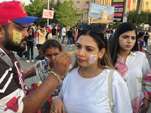 लखनऊ में लड़कियों ने गालों पर बनवाया कोहली का टैटू:टूटे हाथ पर लिखवाया- विराट 18, पोस्टर पर लिखा- नया भारत घर में घुसकर मारता है