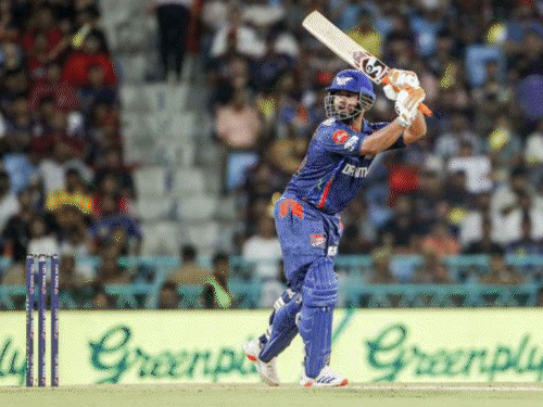 लखनऊ में लड़कियों ने गालों पर बनवाया कोहली का टैटू:टूटे हाथ पर लिखवाया- विराट 18; फैंस ने मोबाइल लाइट जलाई, बोले- भारत माता की जय