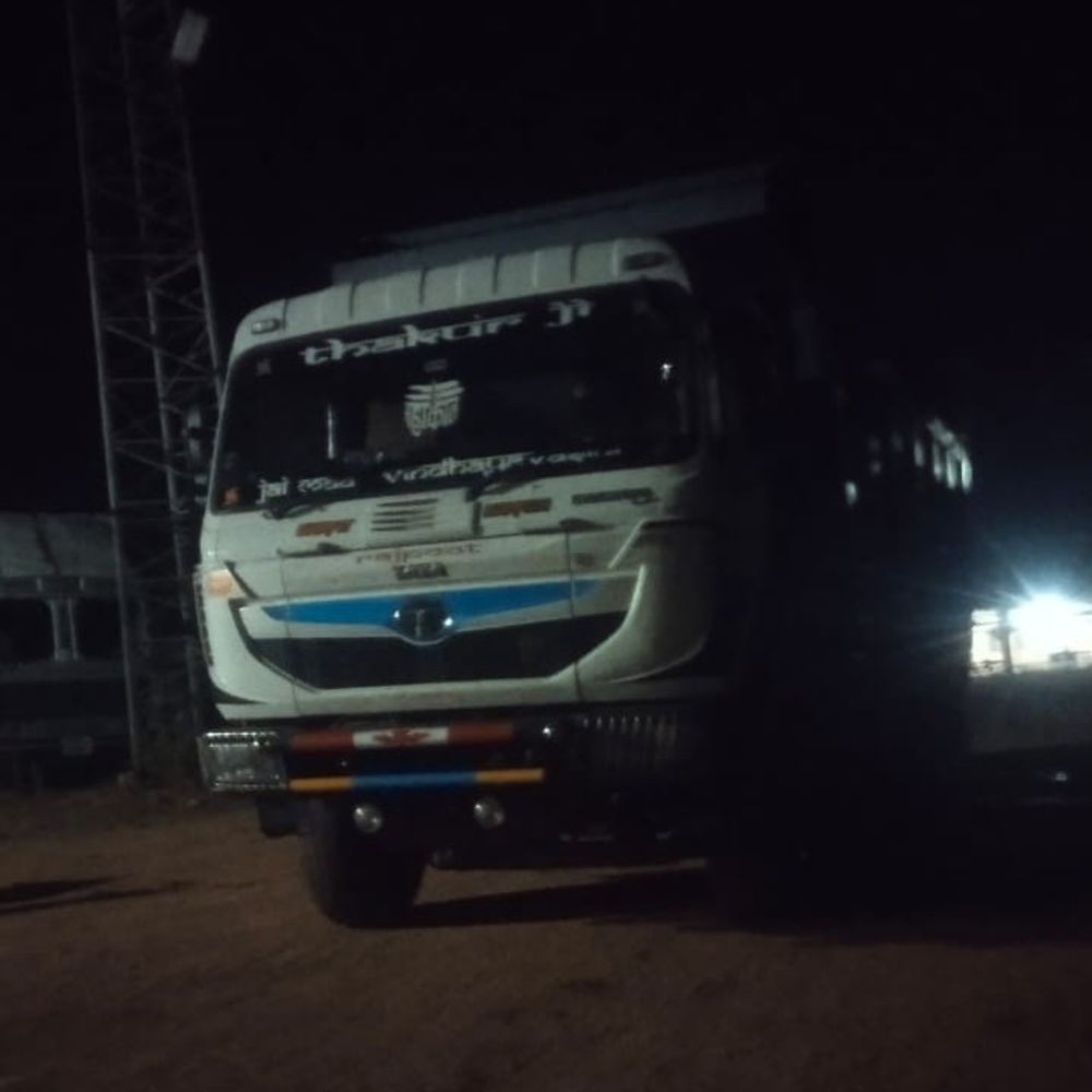 टीकमगढ़ में मुरम के दस्तावेज से रेत का अवैध परिवहन:तहसीलदार ने बिना नंबर प्लेट का डंपर पकड़ा; एक साल बंद हैं जिले में खदानें