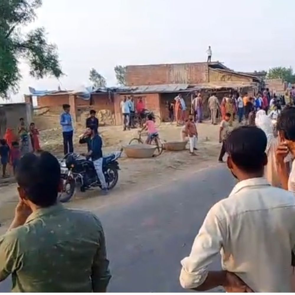 कौशांबी में दो बाइकों की भिड़ंत:युवक की मौत, दो की हालत गंभीर; एक महीने पहले हुई थी शादी