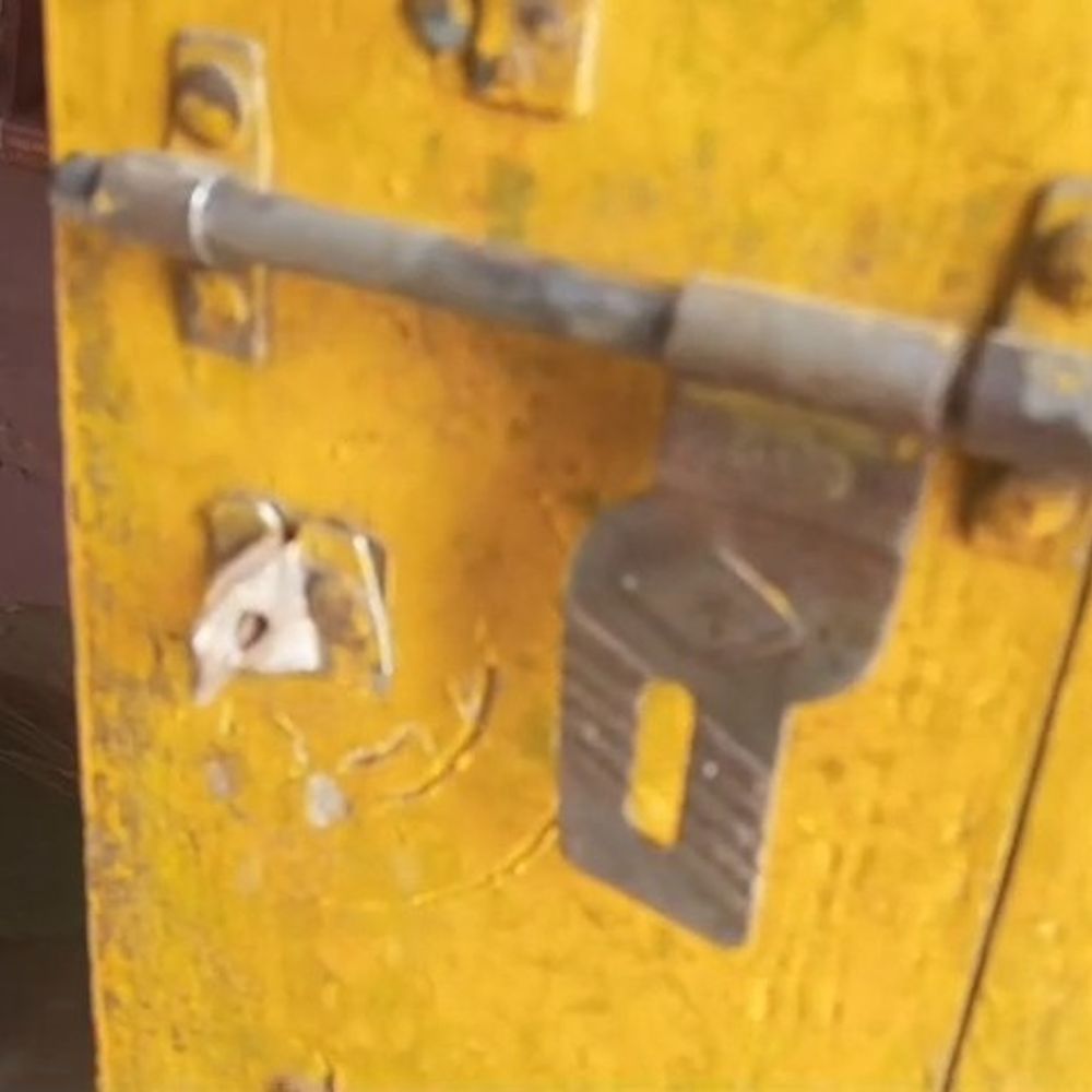 पीलीभीत में पुलिस पिकेट के बगल में चोरी:तीन दुकानों के ताले तोड़े, घटना CCTV में कैद; चोर फरार