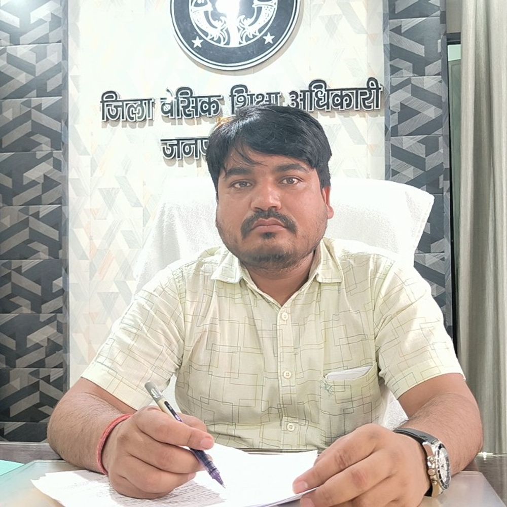 हाजिरी को लेकर शिक्षकों में मारपीट का मामला:BSA ने शिक्षक और प्रभारी प्रधानाध्यापक को किया निलंबित