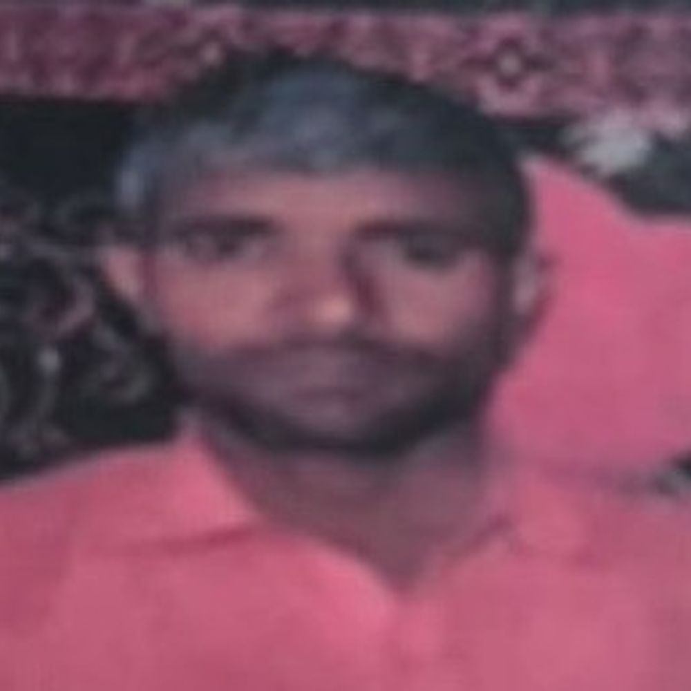 एटा में करंट लगने से व्यक्ति की मौत:रात में टीन शेड के पास लगे पंखे के टूटे तार पर पड़ा था पैर
