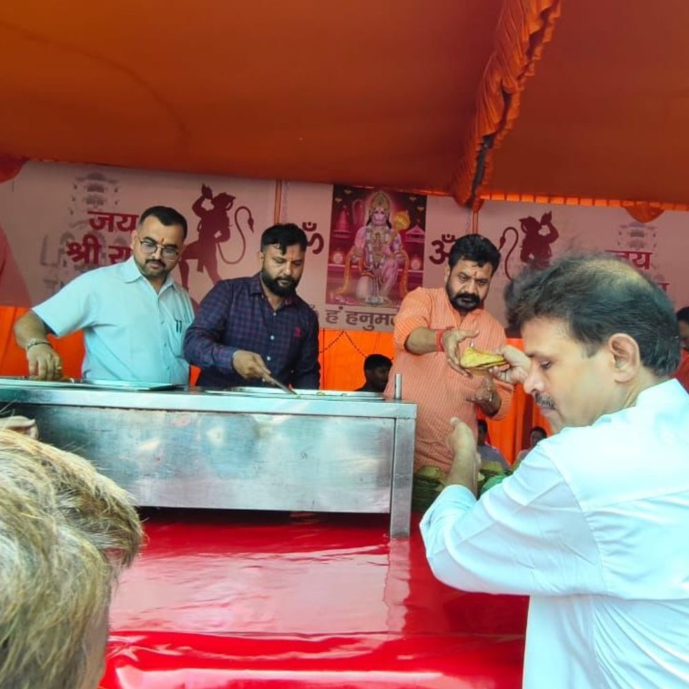 लखनऊ में बड़ा मंगल पर भंडारा:आयुष मंत्री डॉ. दयाशंकर ने शुभारंभ किया, श्रद्धालुओं को बांटा प्रसाद
