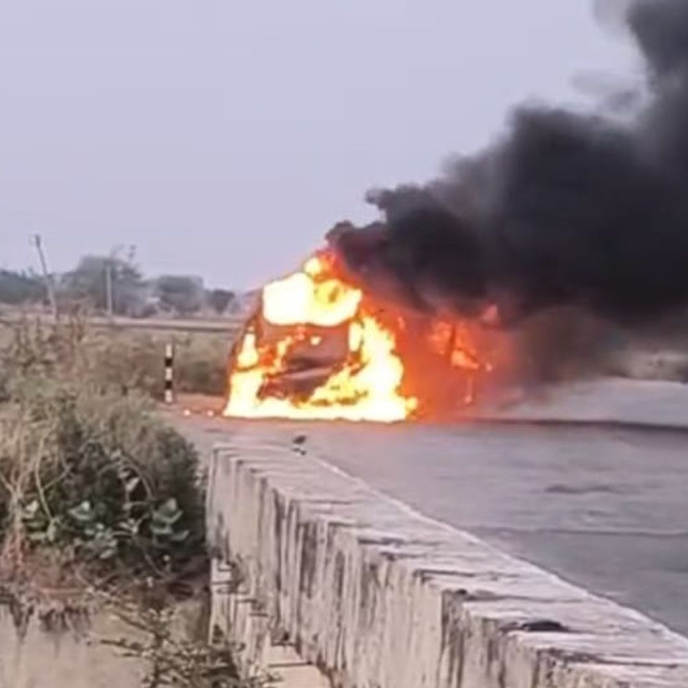 चलती कार बनी आग का गोला:उरई-राठ मार्ग पर हुआ हादसा, शॉर्ट सर्किट से डस्टर जली, चालक ने कूदकर बचाई जान