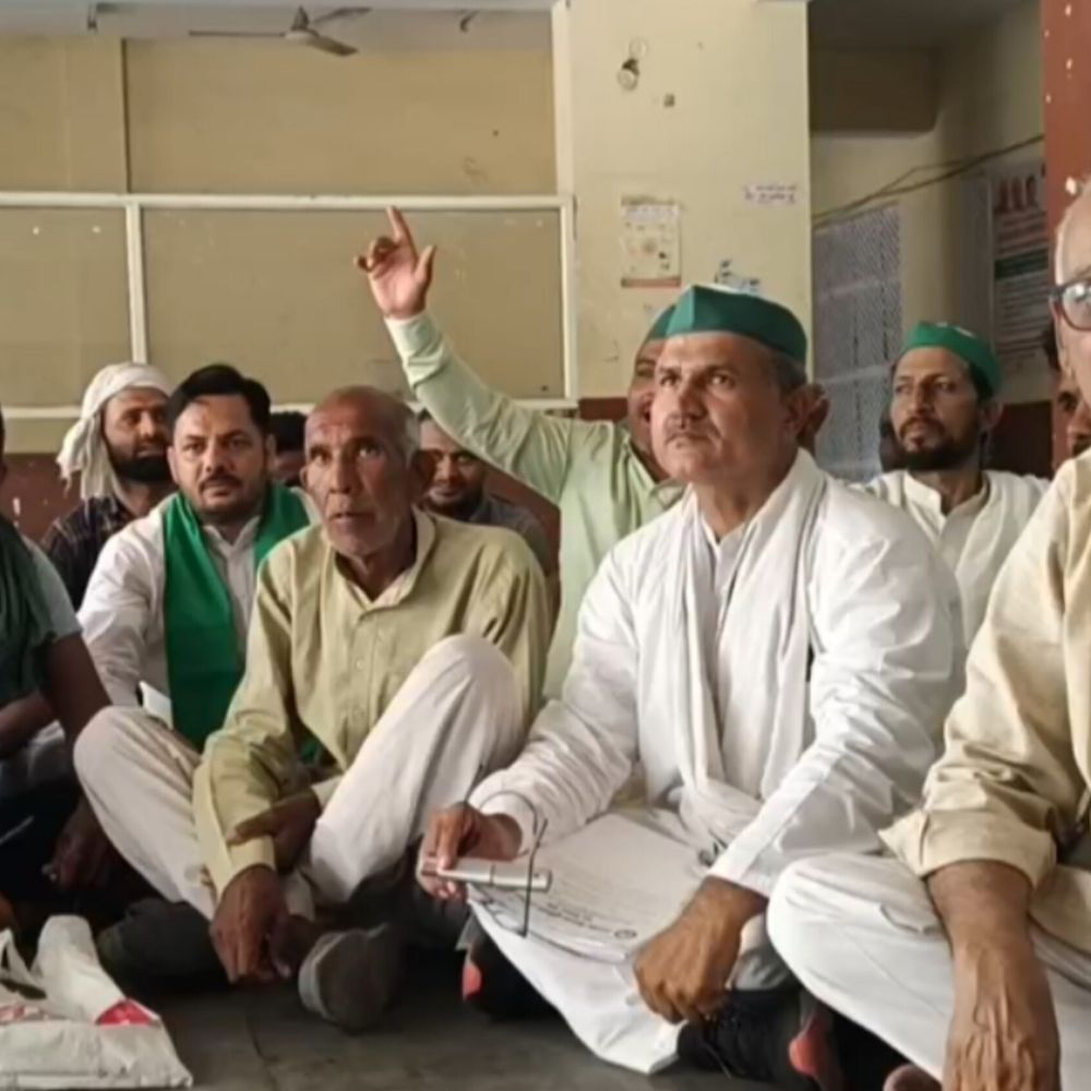 किसानों को खाद-बीज नहीं मिल रहा:भाकियू ने विकास भवन पर किया प्रदर्शन, नारेबाजी, आंदोलन की चेतावनी