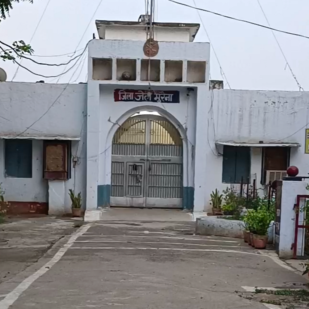 कैदी और जेल प्रहरियों में मारपीट, चारों चोटिल:मुरैना में बैरक बदलते समय झगड़ा; दोनों आरोपियों को अलग-अलग रखा