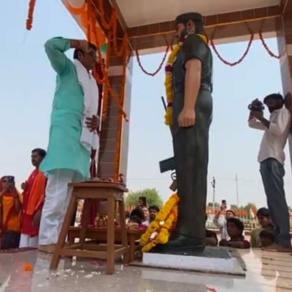 बालरासर में शहीद कमल सिंह की प्रतिमा का अनावरण:राठौड़ बोले- शहीद प्रतिमाओं को देखकर युवाओं में देश सेवा की भावना जागृत होगी