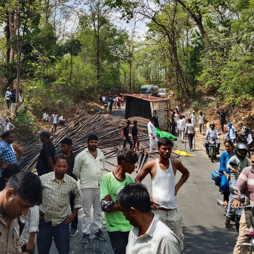 ट्रेलर पलटा, चालक की जिंदा जलकर मौत:सोनभद्र में ढलान पर इंजन बॉडी से अलग हुआ, इंजन में लगी आग