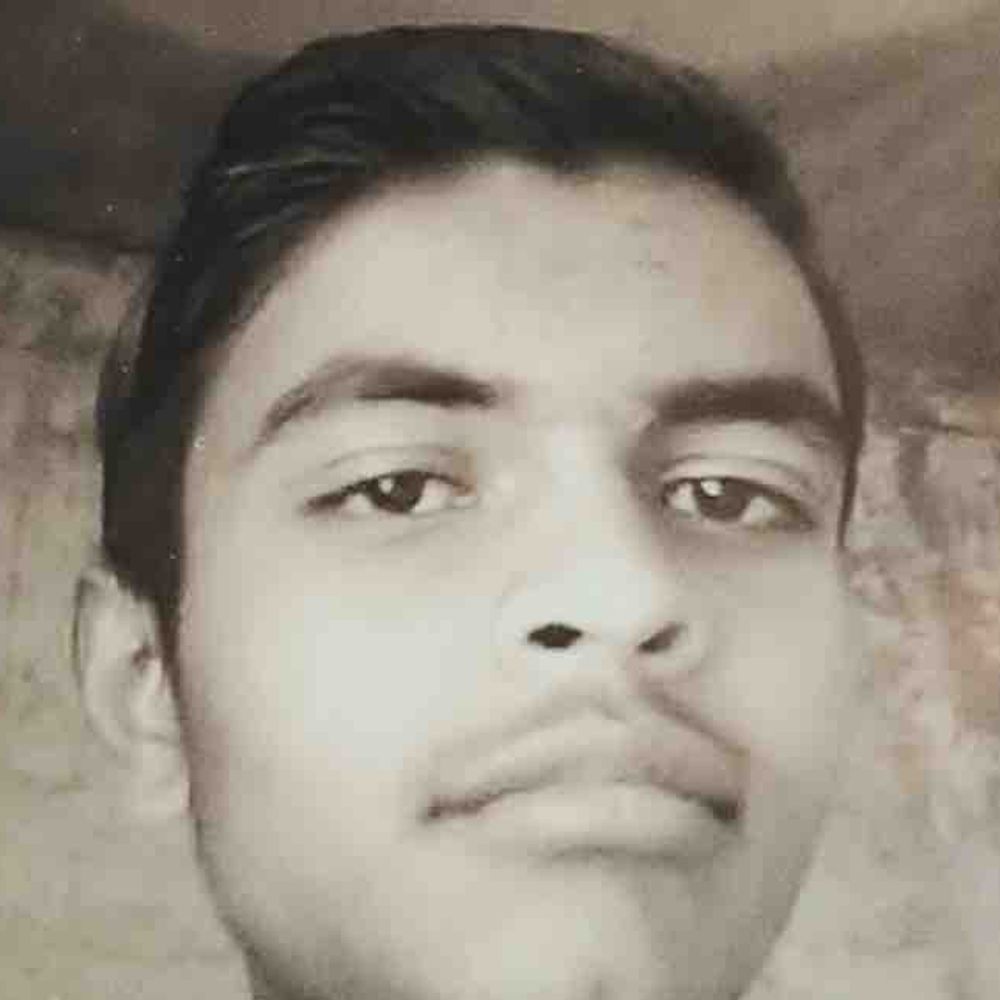 जमीन विवाद के बीच युवक की मौत:उन्नाव में घर में लटका मिला शव, परिजनों ने लगाया हत्या का आरोप
