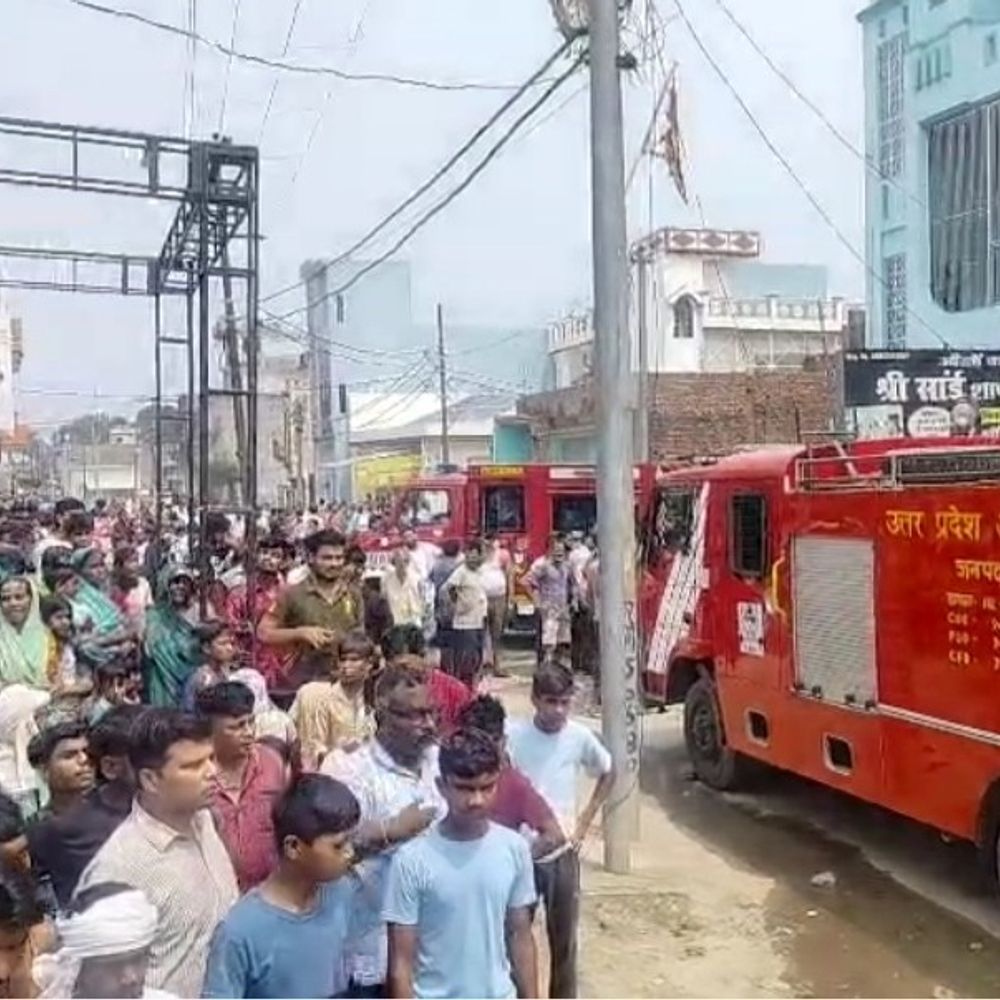 सम्भल में मकान में लगी आग:घर के अंदर फंसा परिवार, दो घंटे से फायर ब्रिगेड आग बुझा रही