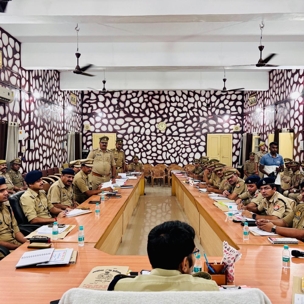 बकरीद और बड़े मंगल को लेकर गोंडा एसपी की बैठक:खुले में कुर्बानी पर रोक, धार्मिक स्थलों पर विशेष निगरानी के निर्देश