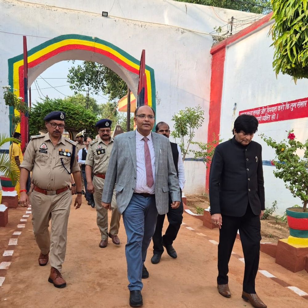 जिला जज ने किया सीतापुर जेल का दौरा:बंदियों से की बातचीत, जेल अस्पताल और रसोईघर की व्यवस्था देखी