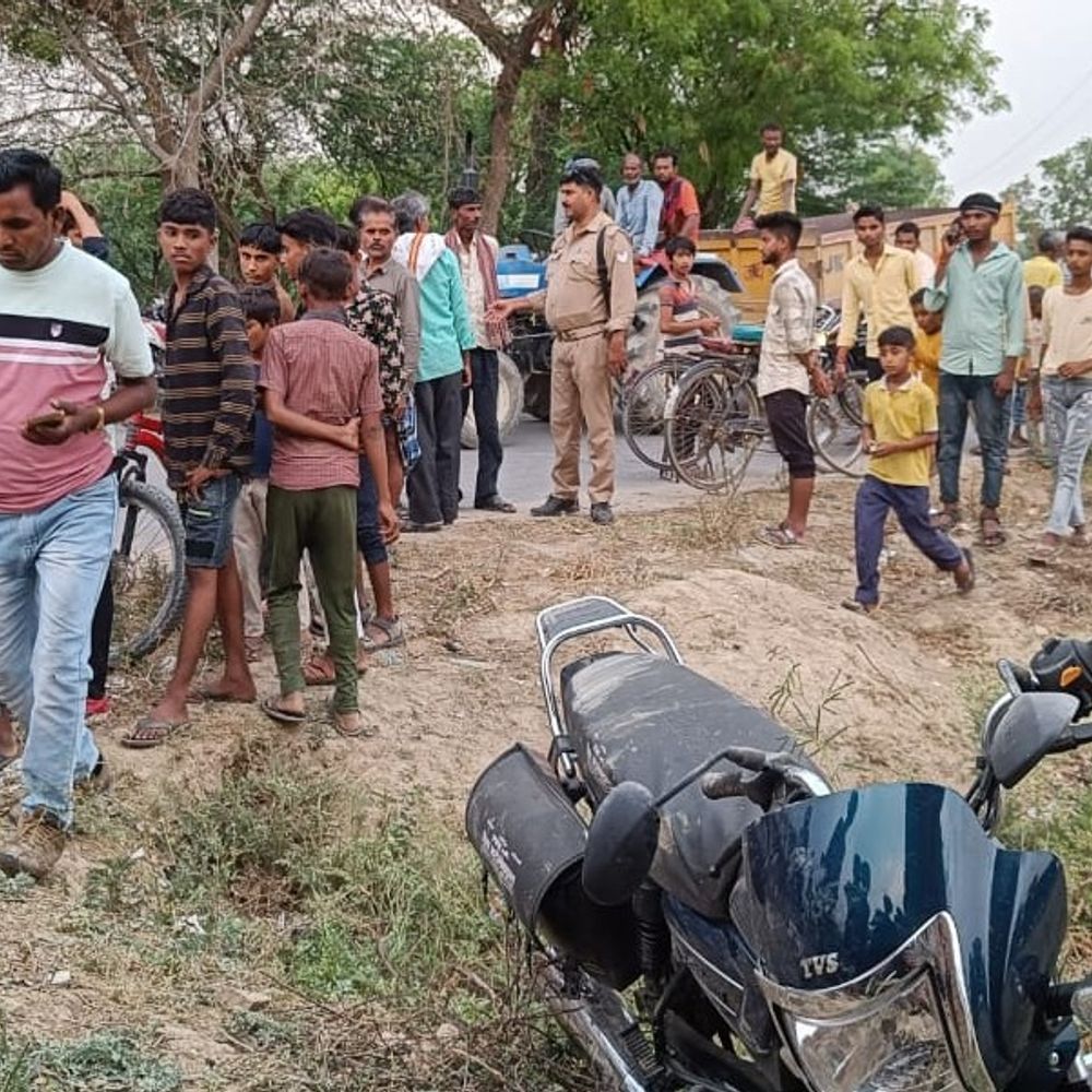 कौशांबी में अनियंत्रित होकर गड्ढे में गिरा बाइक सवार:युवक की मौत, दो साथी गंभीर ; जिला अस्पताल रेफर
