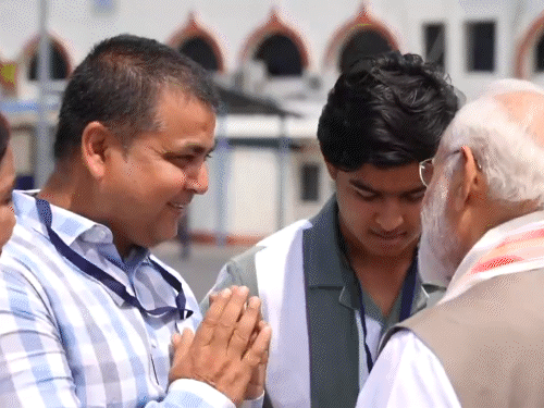 क्रिकेटर वैभव सूर्यवंशी ने PM मोदी के पैर छुए:पटना एयरपोर्ट पर 10 मिनट तक बात की; सबसे कम उम्र में IPL खेलने वाले प्लेयर