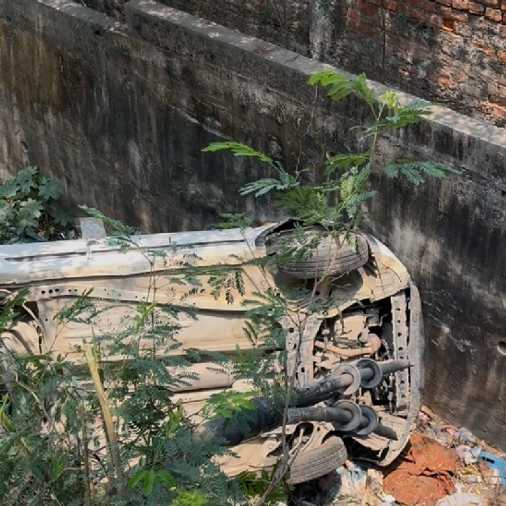 रील बनाने के चक्कर में पलटी कार, नाले में गिरी:चालक ने कूदकर बचाई जान, अस्पताल में भर्ती