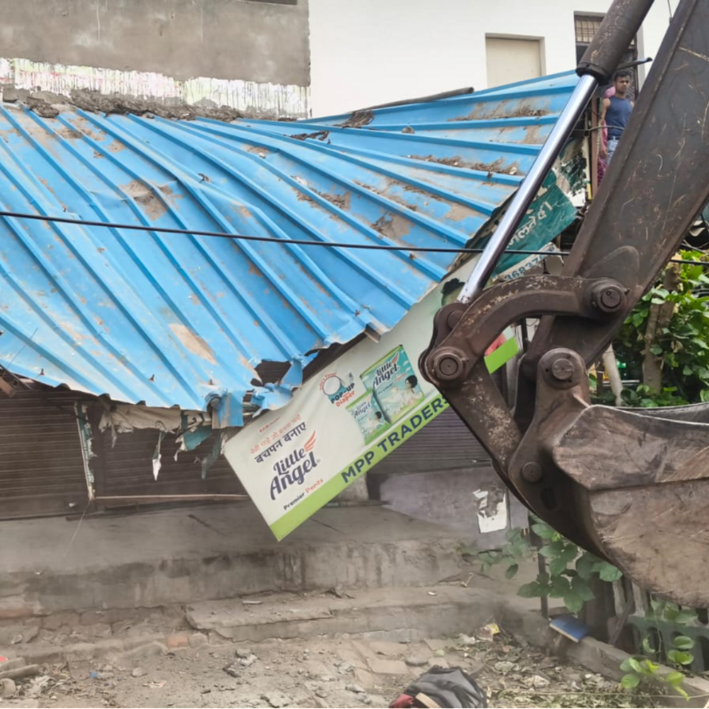 आगरा नगर निगम ने बुलडोजर से हटाया अतिक्रमण:जगनेर रोड पर दुकानों के आगे के खाली कराई सड़क, दी चेतावनी