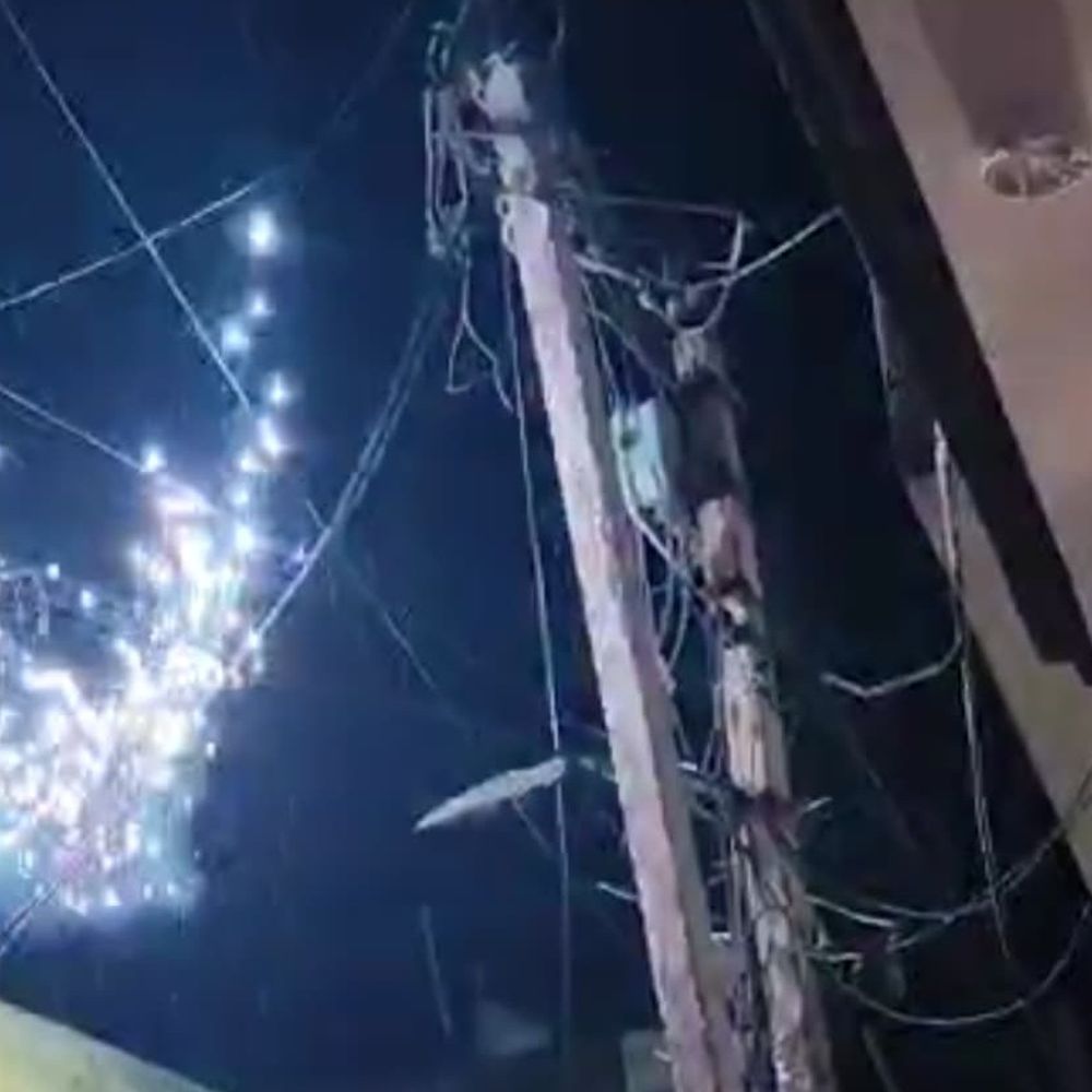 हाथरस में बारिश और तेज हवाओं से बदला मौसम:तापमान में गिरावट, शहर के कई इलाकों की बिजली गुल