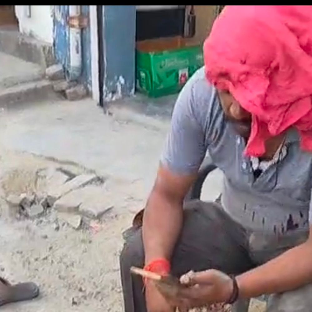 बस कंडक्टरों में विवाद:लखीमपुर में एक कंडक्टर का सिर फूटा, दूसरे ने की फायरिंग