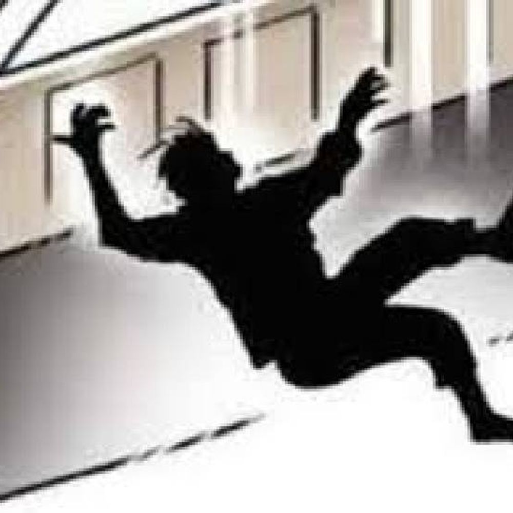 नोएडा में चौथी मंजिल से गिरकर मासूम की मौत:छत पर खेल रहा था,  सिर में चोट और खून ज्यादा बहना बताई वजह