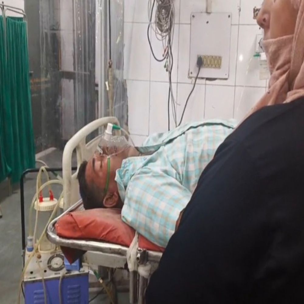 शाहजहांपुर में व्यक्ति ने नदी में लगाई छलांग:राहगीरों ने बचाई जान, मेडिकल कॉलेज में चल रहा इलाज