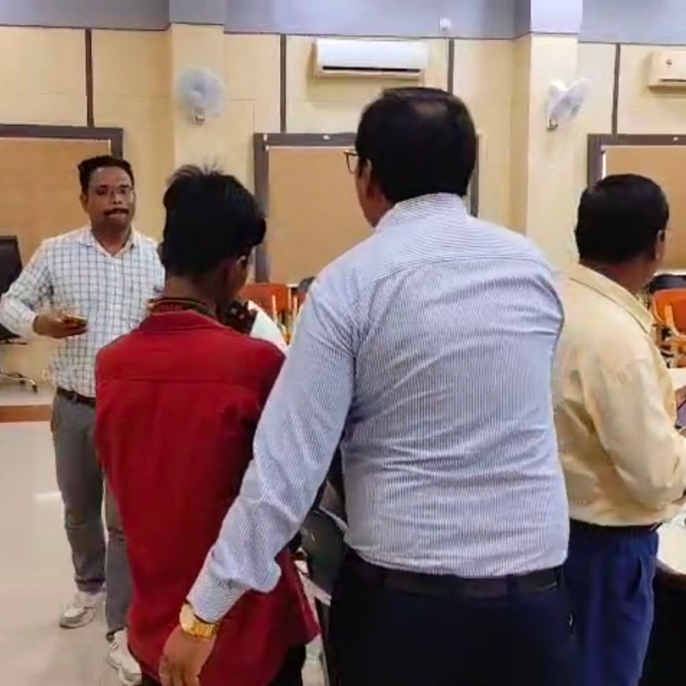महासमुंद में सरकारी कार्यक्रम में बाल श्रम:15 साल के बच्चे से कराई जा रही थी वीडियोग्राफी; मीडिया के सवाल पर रुकवाया काम