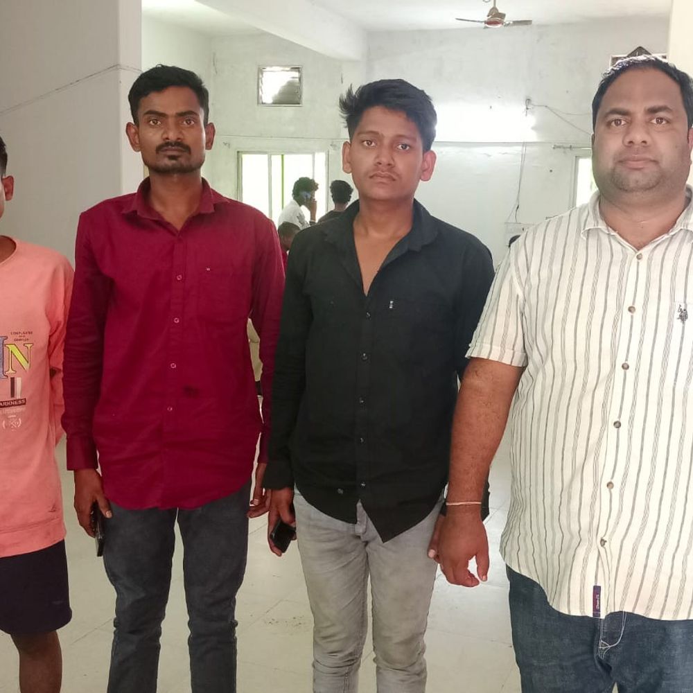 कोयले का अवैध कारोबार करते 4 पकड़ाए:सूरजपुर में आरोपी निगरानी करते फिर बेचते; 55 टन कोयला, वाहन और नगदी जब्त