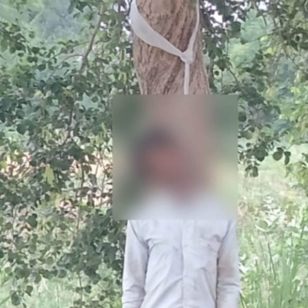 हाथरस में गृह क्लेश में युवक ने की आत्महत्या:पेड़ पर लटका मिला युवक का शव, ससुराल में रहता था