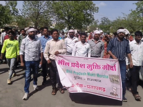 प्रतापगढ़ में भील प्रदेश मुक्ति मोर्चा का प्रदर्शन:आदिवासियों की जमीन पर गैर आदिवासी के कब्जे का आरोप, बोले-अवैध नामांतरण पर हो कार्रवाई