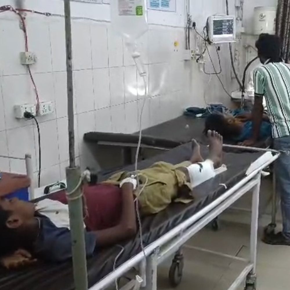 कासगंज में दो बाईकों की टक्कर:दो बच्चों समेत 4 घायल, दो की हालत गंभीर