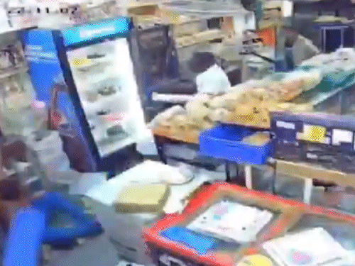 कर्नाटक में धारदार हथियारों से शख्स की सरेआम हत्या:घटना CCTV में कैद; 7 लोग बेकरी के अंदर घुसे, दौड़ा-दौड़ाकर हमला किया