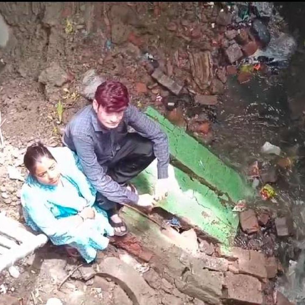 जूही में 10 फीट गहरे गड्‌ढे में उतर किया प्रदर्शन:सीवर लाइन लीकेज होने से 7 दिन पहले धंसी थी सड़क