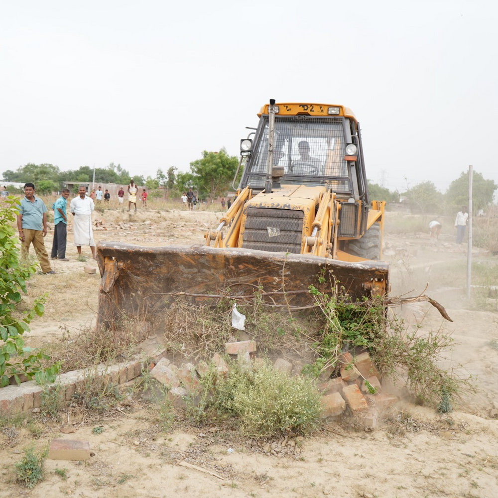 LDA ने 2 अवैध प्लाटिंग को किया ध्वस्त:गोसाईंगंज में बिना मानचित्र बन रहा व्यावसायिक कॉम्पलेक्स सील